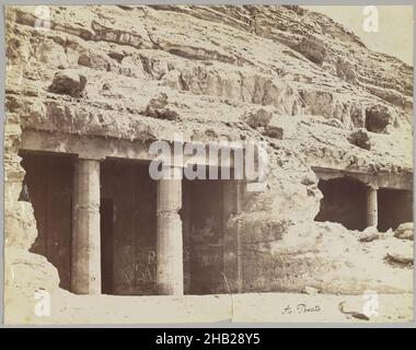 Tombe a Beni Hasan, Vista della facciata delle tombe di Khnum-hotep [n. 3] e Beni Hasan [n. 4], fotografia in argento albume, fine 19th secolo, 19th secolo, fotografia in argento albume, Antonio Beato, architettura, Beni Hasan, Bianco e Nero, Egitto, Colonne scanalate, Regno di mezzo, taglio di roccia, Tomba di Khnumhotep, Tombe Foto Stock