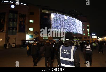 Londra, Regno Unito. 16th dicembre 2021. Un Covid-19 Steward è visto come code fuori dallo stadio, mentre i biglietti e i passaporti di Covid sono controllati prima della partita della Premier League a Stamford Bridge, Londra. Il credito dell'immagine dovrebbe leggere: Paul Terry / credito dello Sportimage: Notizie dal vivo dello Sportimage/Alamy Foto Stock