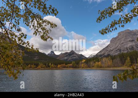 Wedge Pond in autunno, Kananaskis, Alberta, Canadian Rockies Foto Stock