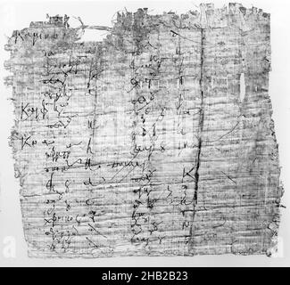 Frammento di papiro inscritto in greco, papiro, inchiostro, 6th secolo C.E., periodo tardo-antico, Vetro: 10 7/16 x 16 7/16 pollici, 26,5 x 41,7 cm Foto Stock