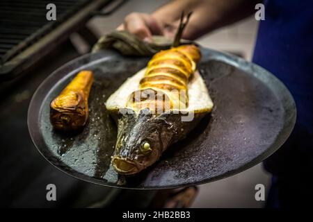 Un Loup de Mediterranée ripieno di un souffle delicatamente tartufato da Cyril Aveline del Restaurant Hestia a Bormes-les-Mimosas, Francia Foto Stock