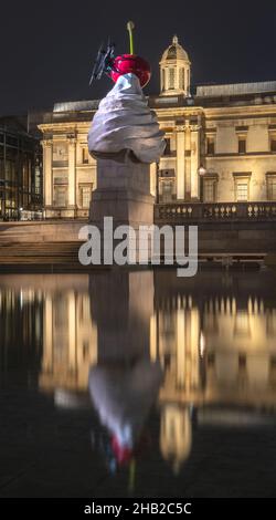 Una piazza Trafalgar quasi deserta di notte alla fine del blocco covid nel mese di aprile 2021, Londra, Inghilterra, Regno Unito Foto Stock