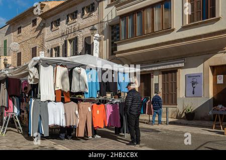 Santanyi, Spagna; dicembre 11 2021: Mercato settimanale di strada nella città di Mallorcan di Santanyi, durante la stagione invernale di Natale. Stalle di vestiti e c Foto Stock