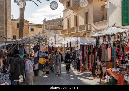 Santanyi, Spagna; dicembre 11 2021: Mercato settimanale di strada nella città di Mallorcan di Santanyi, durante la stagione invernale di Natale. Bancarelle di artigianato Foto Stock