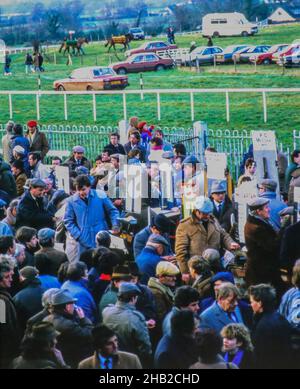 26th dicembre 1985 Boxing Day Horse Racing Meeting al Down Royal Racecourse in Irlanda del Nord. Scommesse a National Hunt corse ippiche negli anni ottanta. Bookmakers spettatori e pugni in un ippodromo. Foto Stock