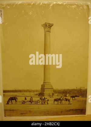 Colonna di Pompeo ad Alessandria, fotografia in argento albume, metà del 19th secolo, immagine/foglio: 7 3/4 x 10 1/4 pollici, 19,7 x 26 cm, 19th secolo, 297 d.C., fotografia in argento albume, Alessandria, Assuan Granite, Bianco e Nero, colonna, corinto, Egitto, Imperatore Diocleziano, periodo romano, colonna della Vittoria romana, W. Hammerschmidt Foto Stock