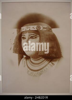 Scultura di Nefertiti, Antonio Beato, italiano e inglese, ca. 1825-ca.1903, fotografia in argento albume, ca. 1870s, immagine/foglio: 9 1/2 x 7 pollici, 24,1 x 17,8 cm, costume, egitto, Egiziano, moda, acconciatura, ritratto, regina Foto Stock