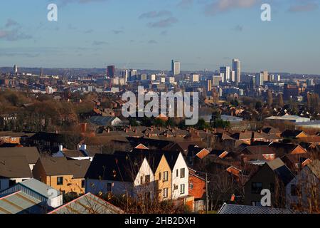 Guardando verso gli edifici degli studenti del quartiere Arena nel centro di Leeds Foto Stock