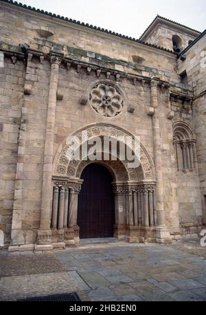 PORTADA MERIDIIONAL DE LA IGLESIA DE SAN JUAN DE LA PUERTA NUEVA - SIGLO XII - ROMANICO ESPAÑOL. LOCALITÀ: IGLESIA DE SAN JUAN DE LA PUERTA. Zamora. SPAGNA. Foto Stock