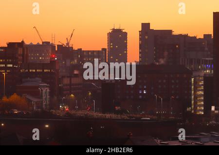 Una vista sul centro di Leeds all'alba da una piattaforma mobile di lavoro sopraelevata di 59 piedi (mewp). L'edificio singolo e' il Park Plaza Hotel sulla Piazza della Citta' Foto Stock