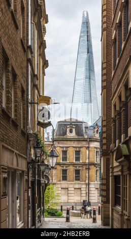 Vista di Lovat Lane in pietra di ciottoli lungo il Walrus e Carpenter pub con il mercato Old Billingsgate e Shard come sfondo. Londra, Inghilterra, Regno Unito Foto Stock