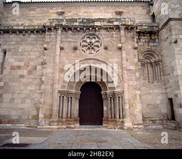 PORTADA MERIDIIONAL DE LA IGLESIA DE SAN JUAN DE LA PUERTA NUEVA - SIGLO XII - ROMANICO ESPAÑOL. LOCALITÀ: IGLESIA DE SAN JUAN DE LA PUERTA. Zamora. SPAGNA. Foto Stock