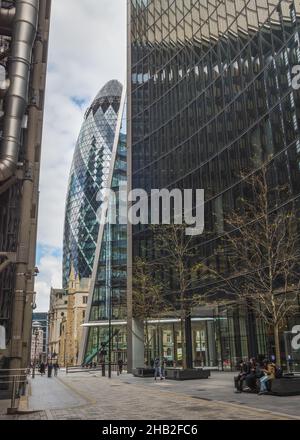 I moderni grattacieli, tra cui Gherkin, Lloyds Building e Willis, si trovano nel quartiere finanziario di Lime Street, Londra, Inghilterra, Regno Unito. Foto Stock