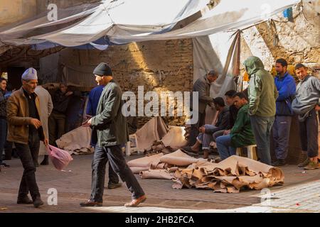 Fez, Marocco - Febbraio 23. 2019: La gente del posto vende cuoio crudo nel mercato della medina (centro storico) vicino alla conceria tradizionale. Foto Stock