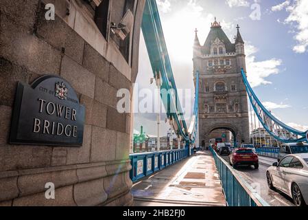 Tower Bridge London Plaque si trova sul Tower Bridge di Londra. Foto Stock