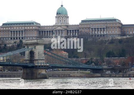 BUDAPEST, UNGHERIA - 03 MAR 2019: Il Palazzo reale, sede della Galleria Nazionale Ungherese. Ponte a catena in primo piano Foto Stock