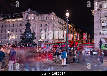 La famosa traversata di Piccadilly Circus con segnaletica al neon splende di notte Foto Stock