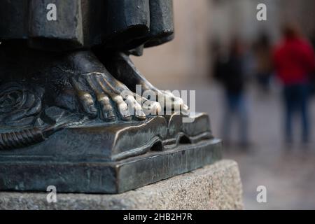 Cáceres, Spagna. 5 dicembre 2021: Dettaglio dei piedi della statua di San Pedro de Alcántara nella Plaza de Santa María Caceres. Foto Stock