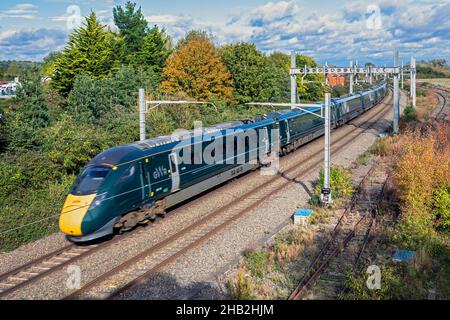 UK, England, Berkshire, Padworth Village, GWR Class 802 treno sulla linea principale tra Reading e Newbury vicino ad Aldermaston Foto Stock