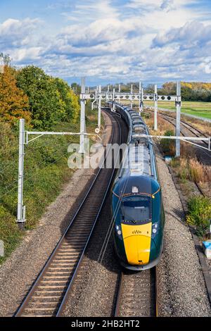 UK, England, Berkshire, Padworth Village, GWR Class 802 treno sulla linea principale tra Reading e Newbury vicino ad Aldermaston Foto Stock