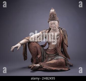 Bodhisattva Avalokiteśvara (Guanyin) seduto di forma acqua-Luna, cinese, dinastia Liao, 907–1125, o dinastia Northern Song, 960–1127, o dinastia Jin, 1115–1234, 11th–12th secolo, Legno, gesso, e pigmento con doratura, fatto in provincia di Shanxi, Cina, Asia, scultura, legno, altezza: 39 cm (99,1 cm Foto Stock