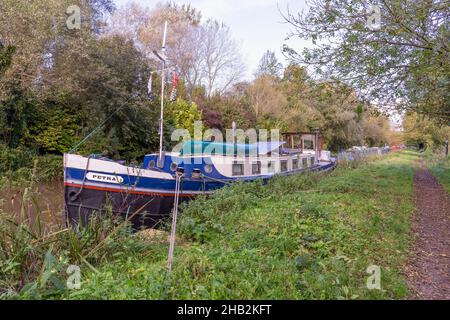 Regno Unito, Inghilterra, Berkshire, Sulhamstead, ormeggiate barche a crociera stretta sul canale Kennett & Avon vicino a Tyle Mill Lock Foto Stock