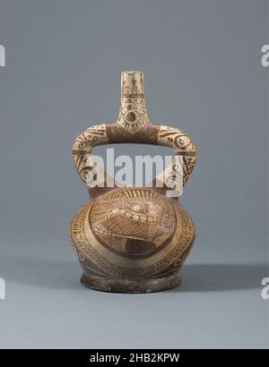 Vaso di lancio a staffa con motivi dipinti, Moche, orizzonte medio, c. 1000, c. 800, Ceramica con pigmento, fabbricato a Chepén, dipartimento la Libertad, Perú, Sud America, Sito di San José de Moro, ceramica, contenitori, 8 1/2 x 5 x 5 poll. (21,6 x 12,7 x 12,7 cm Foto Stock