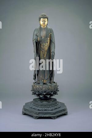 In piedi Amitābha Buddha (mokuzō Amida Nyorai ryūzō), giapponese, periodo Kamakura, 1185–1333, metà del 13th secolo, Legno con pigmento d'oro, lacca, doratura, e inset di cristallo, fabbricato in Giappone, Asia, scultura, legno, con piedistallo: 44 3/8 x 20 x 20 pollici (112,7 x 50,8 x 50,8 cm Foto Stock