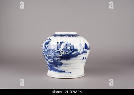 Vaso con disegno del paesaggio del fiume, cinese, dinastia Qing, 1644–1911, periodo Yongzheng, 1723–1735, inizio 18th secolo, Jingdezhen ware; porcellana con smalto blu cobalto decorazione, fabbricato a Jingdezhen, provincia di Jiangxi, Cina, Asia, Ceramica, contenitori, altezza: 7 3/4" (19,7 cm Foto Stock