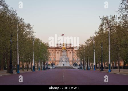 Vista lungo il Mall verso Buckingham Palace, Londra, Inghilterra, Regno Unito, nell'aprile 2021 senza traffico o persone nella foto Foto Stock
