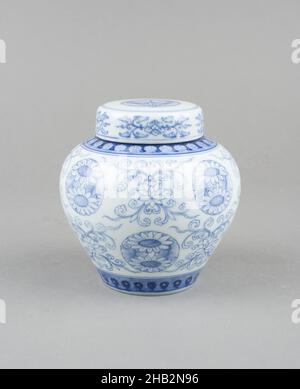 Vaso coperto con disegno di Chrysanthemums e rotoli floreali con lotte, cinese, dinastia Qing, 1644–1911, periodo Yongzheng, 1723–1735, inizio 18th secolo, Jingdezhen ware; porcellana con smalto blu cobalto decorazione, fabbricato a Jingdezhen, provincia di Jiangxi, Cina, Asia, Ceramica, contenitori, 4 1/4 x 4 1/8 poll. (10,8 x 10,5 cm Foto Stock