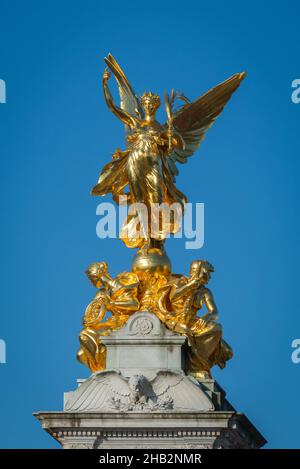 La statua della vittoria alata in cima al Victoria Memorial all'esterno di Buckingham Palace a Londra, Inghilterra, Regno Unito Foto Stock