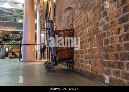 Piattaforma 9 per Hogwarts Express alla stazione di King Cross Foto Stock