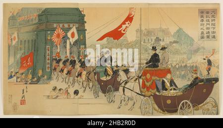 Vera rappresentazione del popolo che accoglie la carrozza di sua Maestà l'Imperatore mentre passa attraverso l'Arco Trionfale, Ogata Gekkō, Giapponese, 1859–1920, periodo Meiji, 1868–1912, Sekiguchi Masajirō, giapponese, attivo alla fine del 19th secolo, 1895, trittico di stampe a blocchi di legno a colori, fabbricato a Tokyo, Giappone, Asia, stampe, triptico montato: 14 3/4 x 28 9/16 poll. (37,5 x 72,5 cm Foto Stock