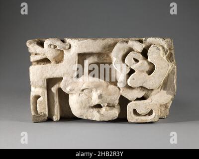 Frammento di un fregio architettonico, Zapotec, periodo tardo-classico, 600–909, c. 909, Terracotta con pigmento bianco e fiuto, stato di Oaxaca, Messico, America settentrionale e centrale, elementi architettonici, ceramiche, 7 1/2 x 13 1/4 x 3 pollici (19,1 x 33,7 x 7,6 cm Foto Stock