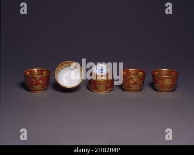 Set di cinque Teacups per tè stufato (sencha), Eiraku Hozen, giapponese, 1795–1854, periodo Edo, 1615–1868, metà del 19th secolo, porcellane con smalti, smalti e foglie d'oro, fabbricate a Kyoto, prefettura di Kyoto, Giappone, Asia, ceramica, ciascuno teacup: 1 1/2 x 2 1/4 poll. (3,8 x 5,7 cm Foto Stock