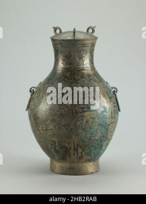 Vaso del vino coperto (hu) con disegno degli animali, cinese, dinastia orientale di Zhou, 770–221 AC, periodo delle molle e degli autumns, 770–476 AC, fine 6th–inizio 5th secolo AC, Bronzo con intarsio di rame, fatto in Cina, Asia, contenitori, metalwork, 14 5/8 x 9 1/2 x 9 poll. (37,1 x 24,1 x 22,9 cm Foto Stock