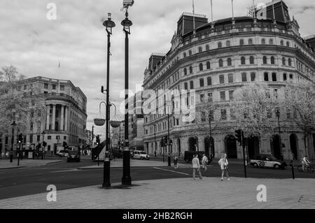 Vista a infrarossi presa da Trafalgar Square guardando attraverso le strade fino all'entrata dello Strand e Northumberland Avenue nel mese di aprile 2021 Foto Stock