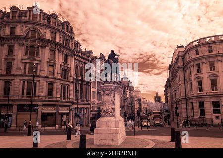 Vista a infrarossi presa da Trafalgar Square guardando verso Whitehall verso le Camere del Parlamento nell'aprile 2021 Foto Stock