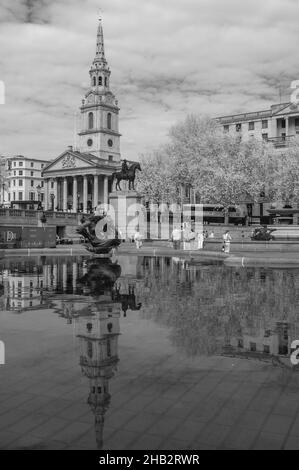 Vista a infrarossi presa a Trafalgar Square, Londra, guardando attraverso una delle fontane verso St-Martin-in-the-fields nel mese di aprile 2021 Foto Stock