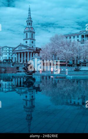 Vista a infrarossi presa a Trafalgar Square, Londra, guardando attraverso una delle fontane verso St-Martin-in-the-fields nel mese di aprile 2021 Foto Stock