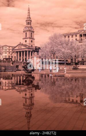 Vista a infrarossi presa a Trafalgar Square, Londra, guardando attraverso una delle fontane verso St-Martin-in-the-fields nel mese di aprile 2021 Foto Stock