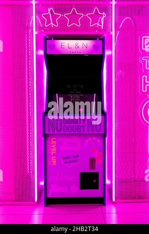 Gioco arcade all'interno DEL caffè EL&N Soho, Londra, Regno Unito Foto Stock