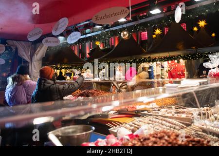 Gendarmenmarkt mercatino di Natale, Berlino, Germania. 8th dicembre 2021. Nonostante l'aumento dei tassi di infezione della variante Omicron in Europa Foto Stock