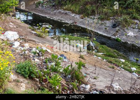 Fogna sporca a Rasht, Iran Foto Stock