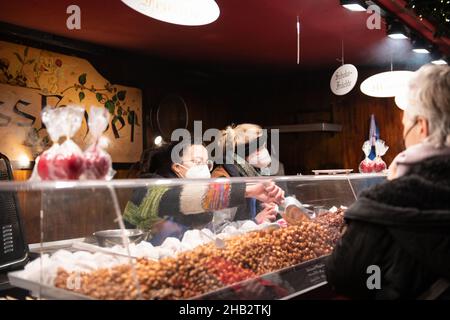 Gendarmenmarkt mercatino di Natale, Berlino, Germania. 8th dicembre 2021. Nonostante l'aumento dei tassi di infezione della variante Omicron in Europa Foto Stock