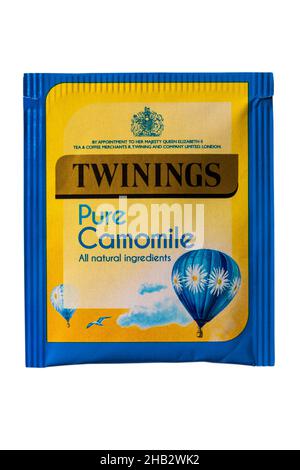 Pure Chamomile tutti gli ingredienti naturali teabag bustina di tè Twinings isolato su sfondo bianco - Twinings pure Chamomile bustina di tè Foto Stock