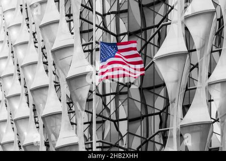 Edificio dell'Ambasciata DEGLI STATI UNITI, edificio dell'Ambasciata degli Stati Uniti d'America, Ambasciata americana a Nine Elms, Londra, Regno Unito a dicembre con bandiera a stella e a strisce Foto Stock