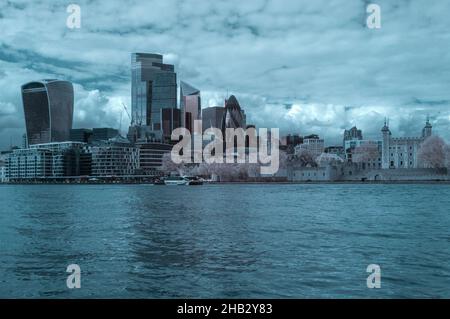 Vista a infrarossi sul Tamigi verso la Torre di Londra, il centro di Londra e diversi edifici famosi. Foto Stock