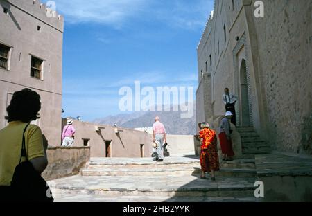 Fortificazione storica del Forte di Nakhal nella regione di al Batinah, Oman, Penisola Araba, gruppo di tour ellenico di Swann, 1998 Foto Stock